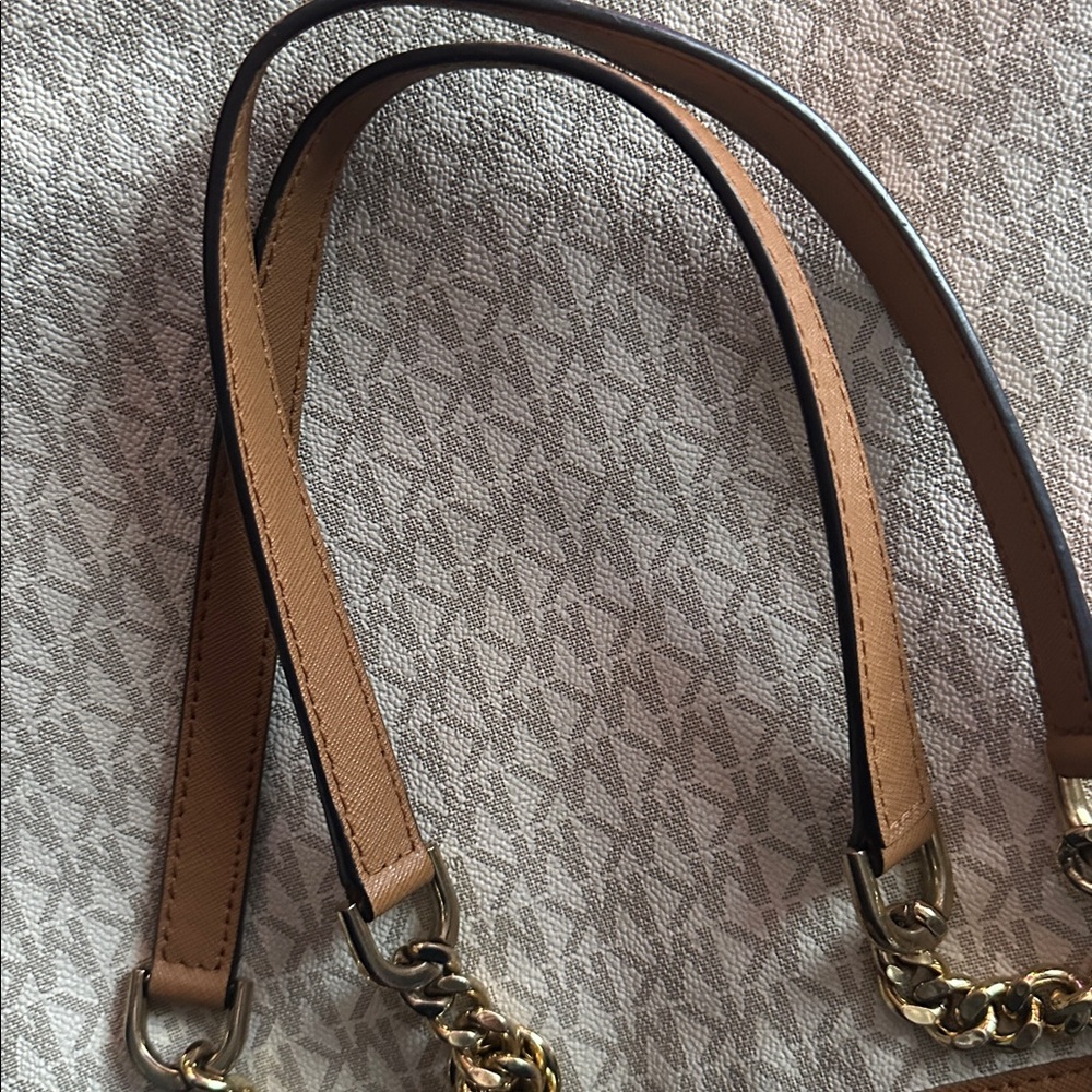 Michael Kors Jet Set Tote - Picture 11 of 11